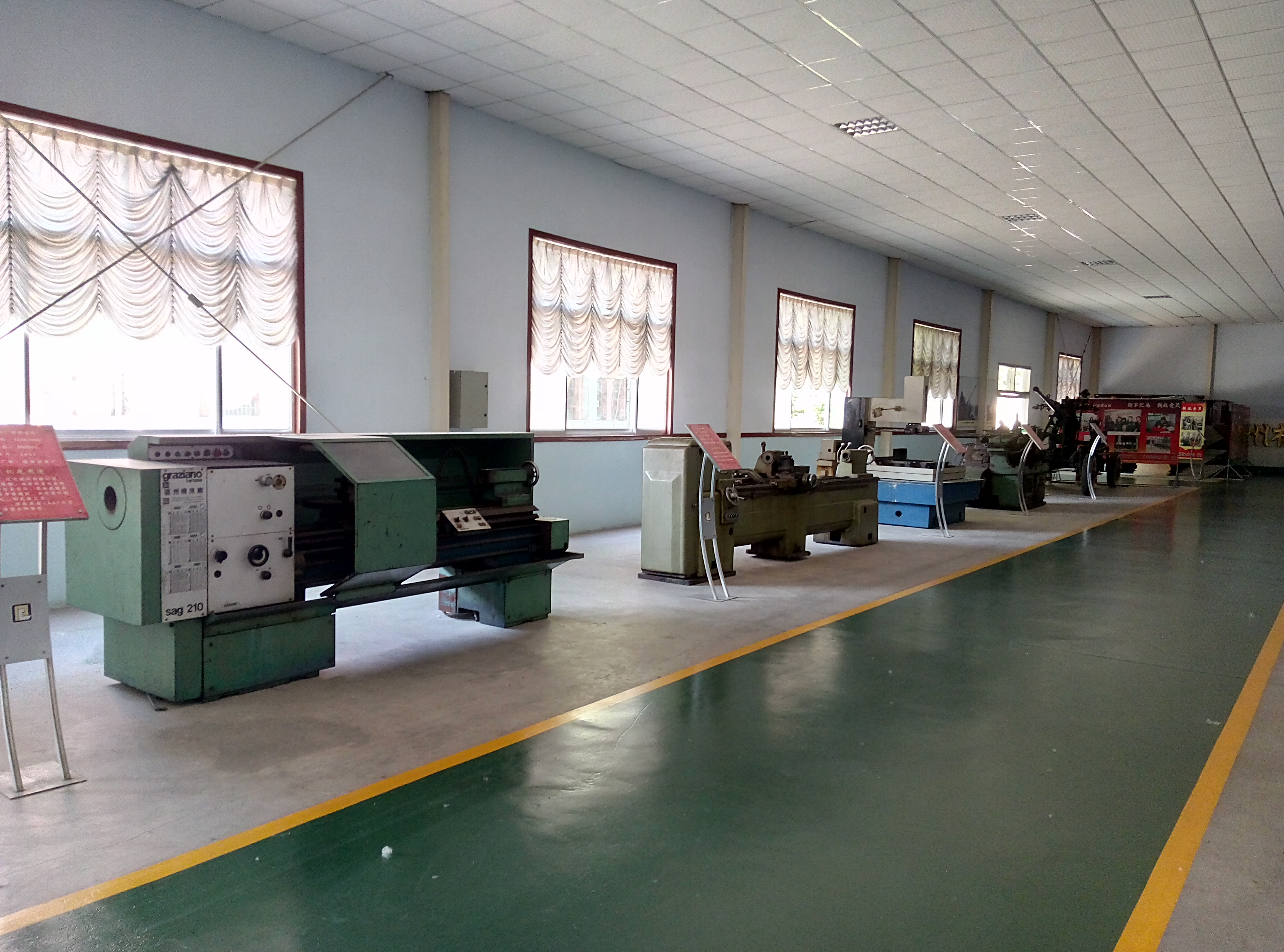 照片41  机床实物展厅一角 1 .jpg
