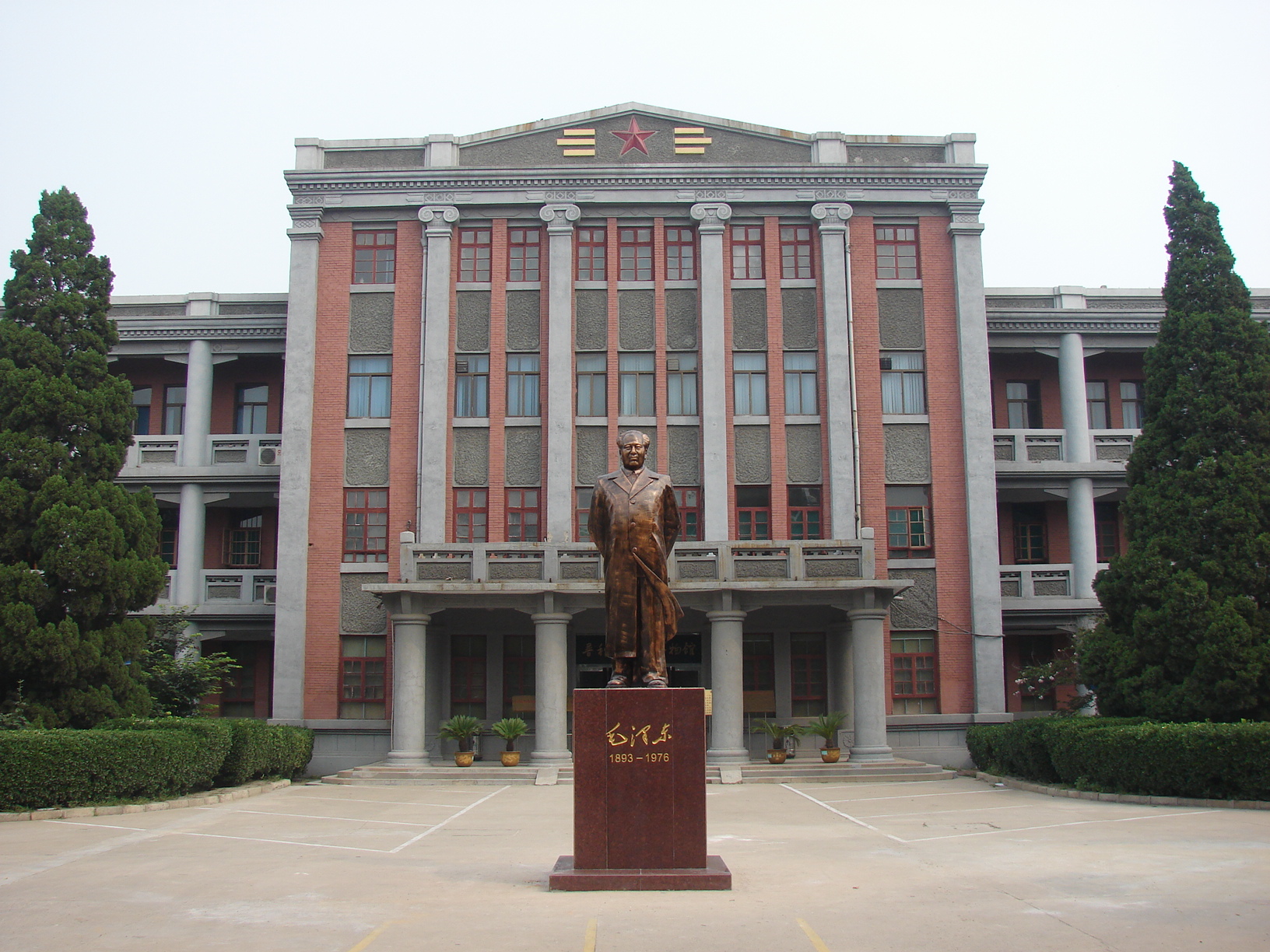 照片12  办公楼前毛主席塑像 .JPG